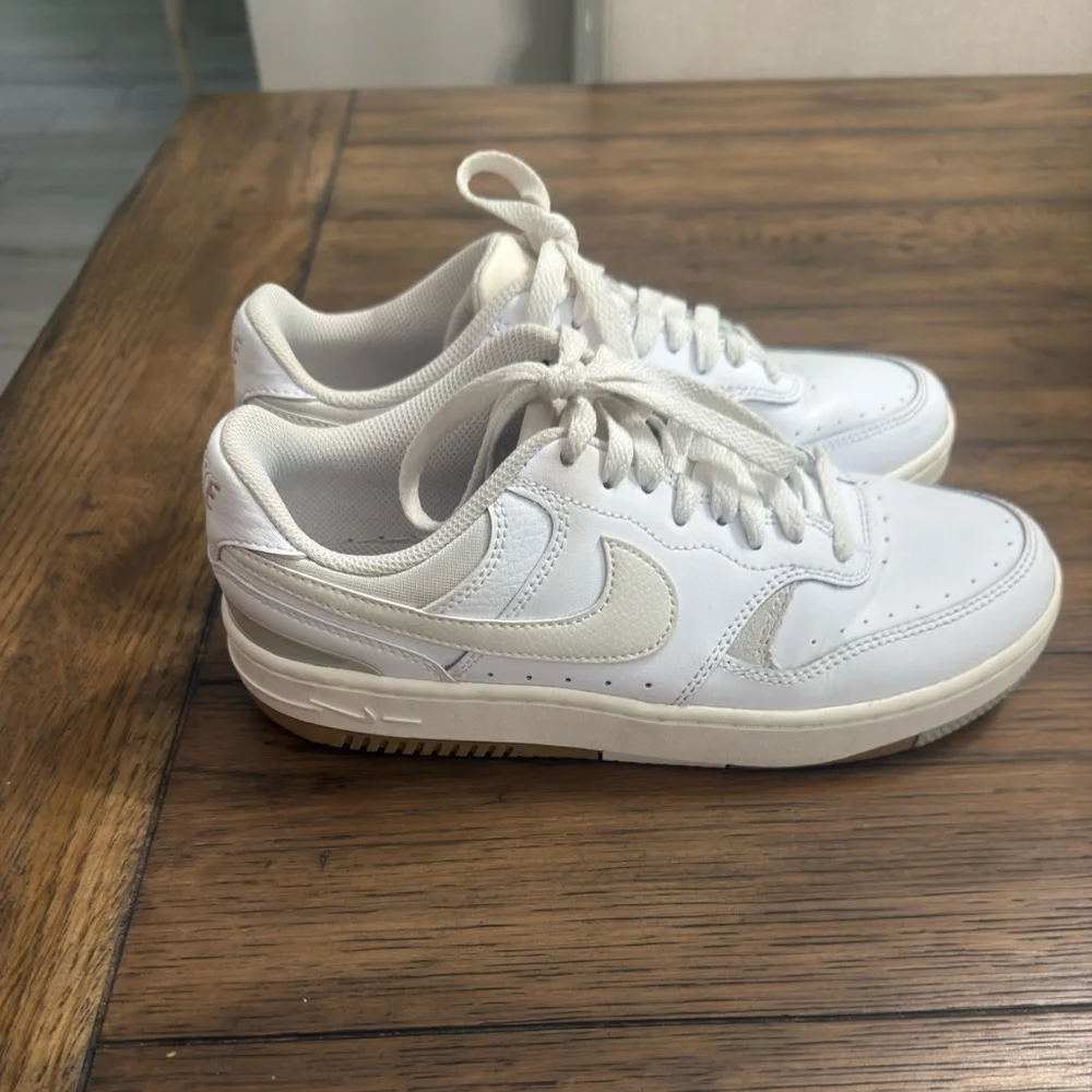 Nike Gamma Force white leather athletic sneakers women's 8